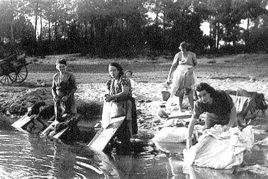 Des femmes lessiveuses au bord de l eau