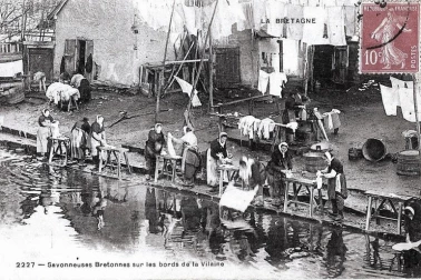 Savonneuses et lessiveuses bretonne sur le bord de la Vilaine.