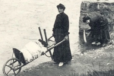 Lessiveuses et brouette