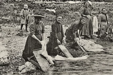 Les lessiveuses d autrefois au bord de la riviere