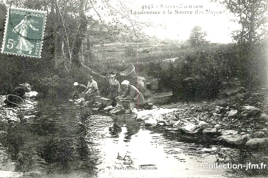Les lessiveuses a la source.