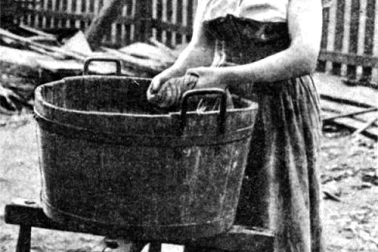 Femme dont le metier etait de laver le linge a la main