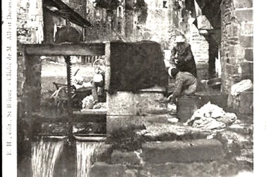 Une lessiveuse au Lavoir de Fougeres