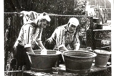 Des lessiveuses en pleine lessive