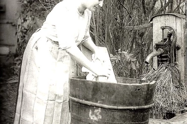 Autrefois la lessive proche du puits