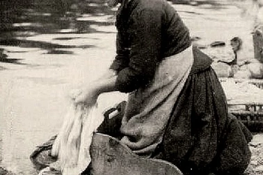 Une mamie lessiveuse