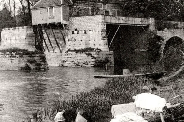 Des lessiveuses au bord de l eau