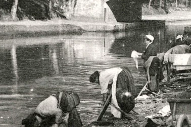 Des lessiveuses au bord de l eau en plein travail sous le pont