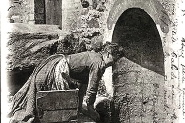Lessiveuse au Lavoir a Falaise-La-Fontaine-d-Arlette