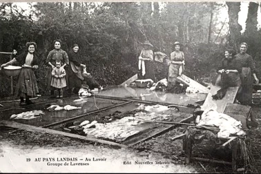 Groupe de laveuses au lavoir
