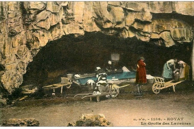 ROYAT Grotte des laveuses en couleur