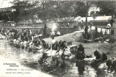 Aurillac dans le Cantal les laveuses au bord de l eau