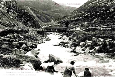 Environs d Ax-les-Thermes Passerelle de Ste-Suzanne et Laveuses