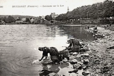 Laveuses sur le lac dans le Finistere