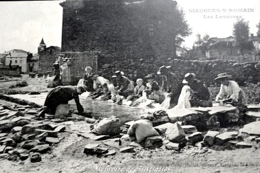 Les laveuses au lavoir et au travail
