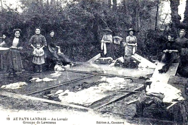 Au lavoir groupe de laveuses au pays landais