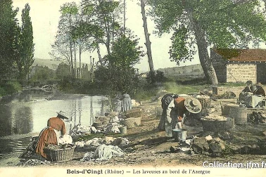 BOIS D OINGT - LES LAVEUSES AU BORD DE L AZERGUE