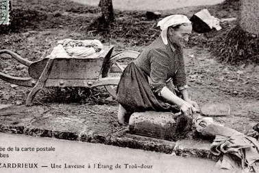 Une laveuse a l etang de Troa-Dour