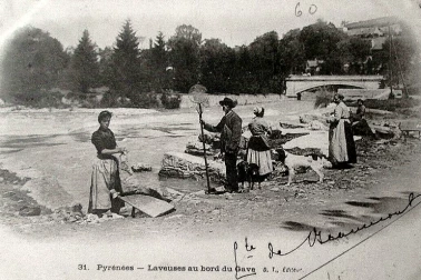 Pyrenees Laveuses au bord du Gave debut 1900