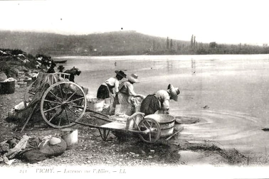 Vichy - Laveuses sur l Allier au bord de l eau