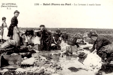 Saint Pierre en Port - Les laveuses a maree basse