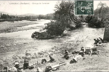 Groupe de laveuses au bord de l eau