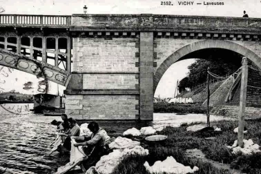 VICHY- Laveuses
