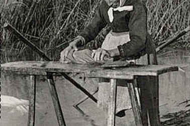 Une laveuse a l etang