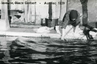 Une laveuse place Gerbert a Aurillac en 1970