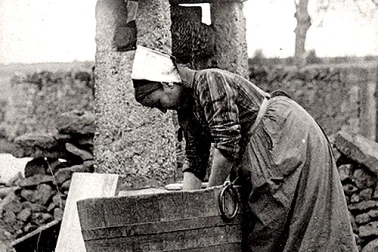 Poitou Une laveuse lavant dans une baille