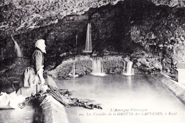 Laveuse dans la grotte