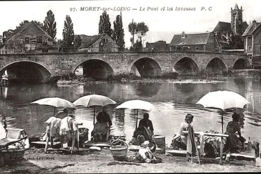 Moret-sur-Loing Le pont et les laveuses