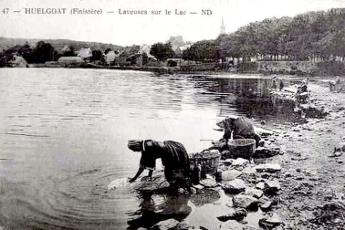 Huelgoat Finistere - Les laveuses sur le lac