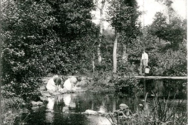 Bagnoles de l Orne - Laveuses au bord de la Vee