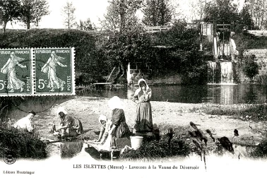 Laveuses a la vanne du dversoir