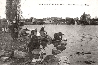 Des lavandieres sur le bord de l etang