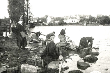 Lavandieres au bord du fleuve au travail