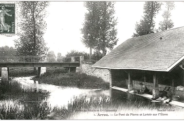 Pont de Pierre et Lavoir sur l Yerre en 1909 - Les lavandieres