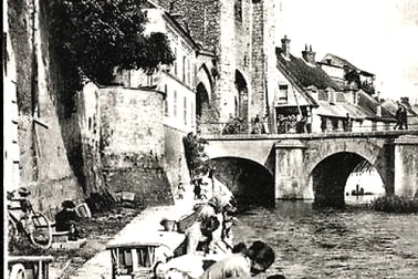 Moret-sur-Loing-La-Porte-du-Pont Anciens-Remparts Les lavandieres