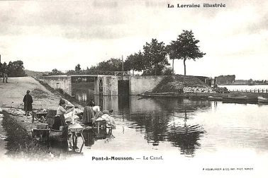 Pont-a-Mousson Le Canal avec des lavandieres