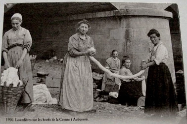 Lavandieres sur les bords de la Creuse a Aubusson en 1900