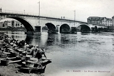Lavandieres au bord de la Meurthe avec le pont de Malzeville en fond
