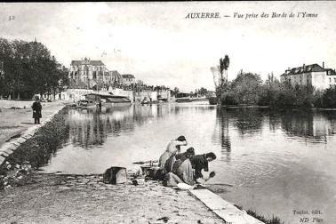 Lavandieres a Auxerre Vue-prise-des-Bords-de-l-Yonne