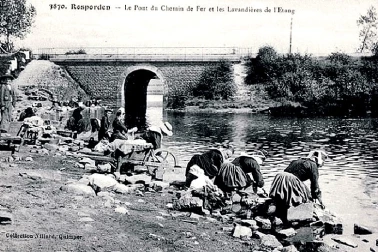 Le pont de chemin de fer et les lavandieres de l etang