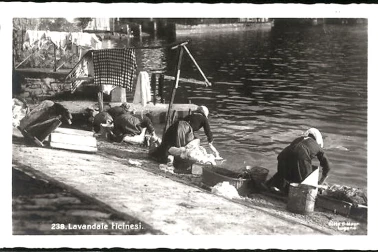 Lavandieres au bord de la riviere