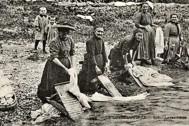Les lavandieres au travail au bord du ruisseau
