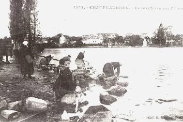 Chatelaudren Lavandieves sur l etang