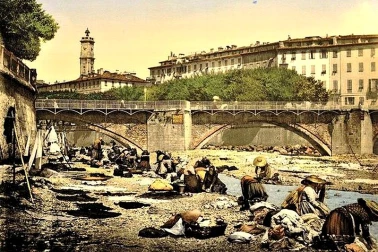 Blanchisseuses en plein travail sous le pont