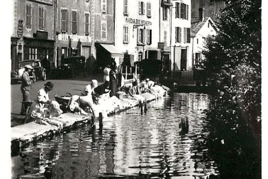AURILLAC cantal  Blanchisseuses sur le Canal
