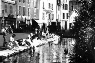 Aurillac-lavandieres-sur-le-canal-en-1950